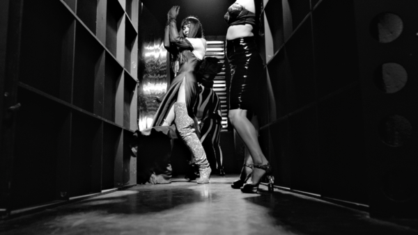 Асия Ахат сняла клип со своими звездными друзьями