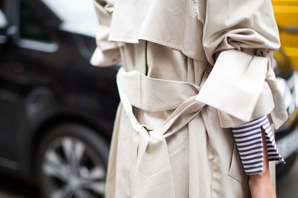 Стильный пример: 20 весенних образов с тренчем