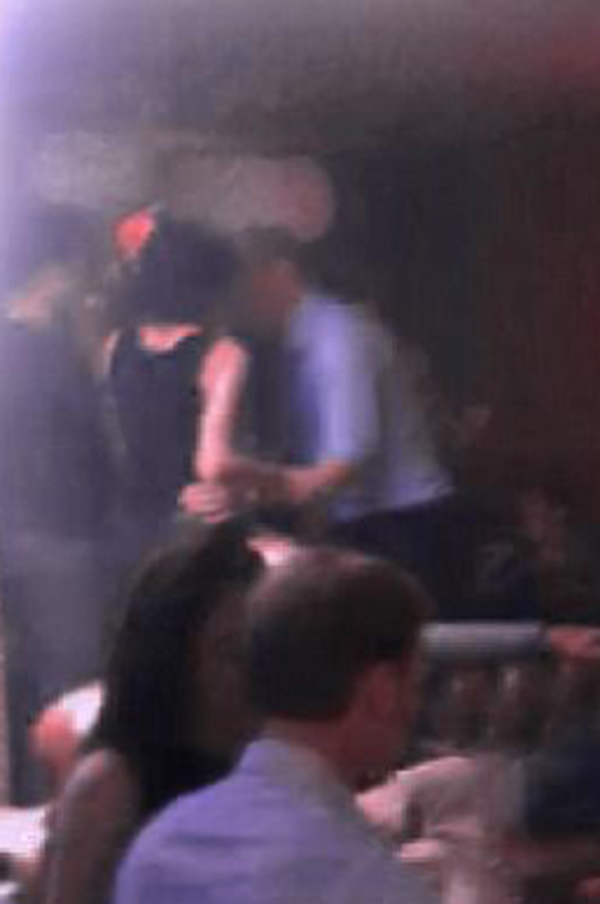 Принц Уильям поцеловался с незнакомкой в Швейцарии