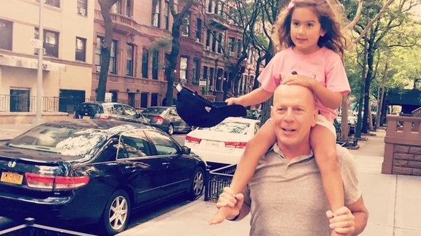 Брюс Уиллис свозил семью в Диснейленд