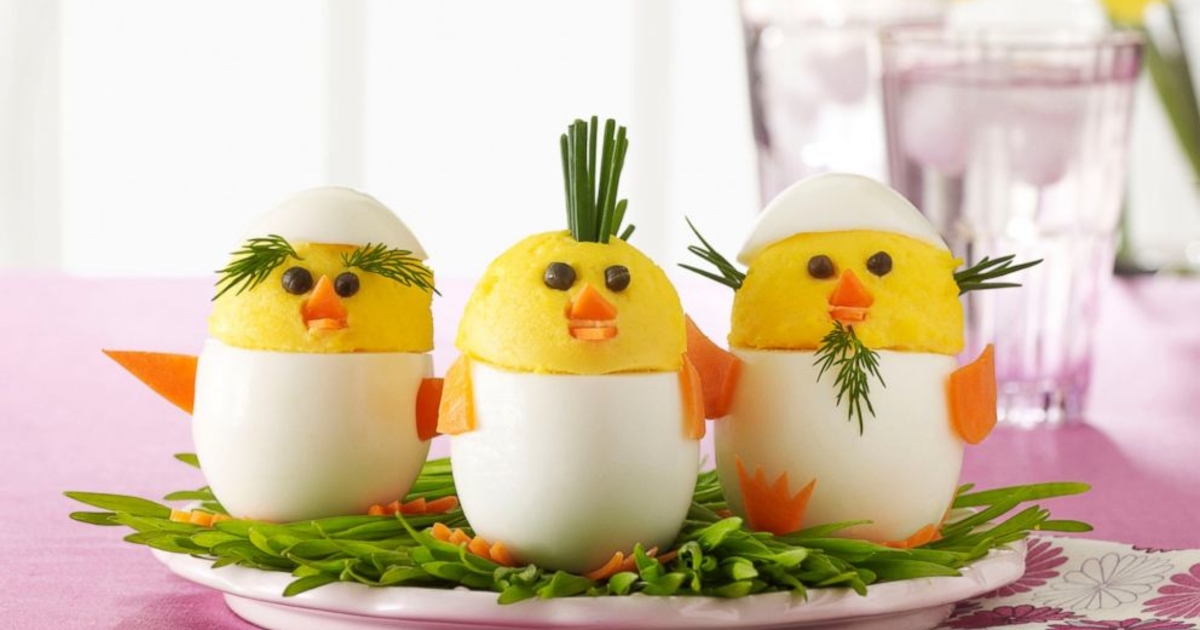 Пасхальные яйца и цыплята на зеленой траве - иллюстрация в векторном формате