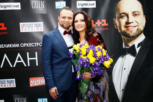 Королева вечера: София Ротару вышла в свет с внучкой и сыном