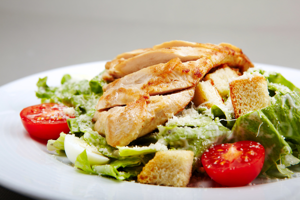 Рецепты салатов с курицей и сухариками: три вкусные идеи