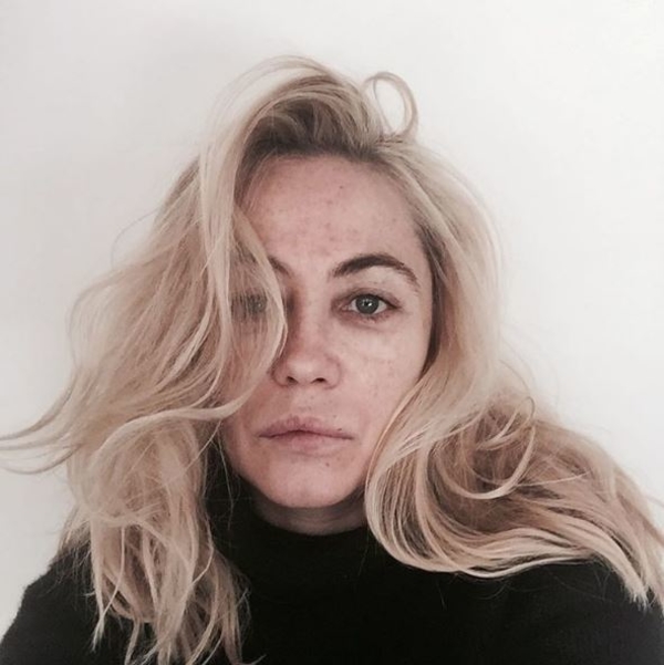 53-летняя Эммануэль Беар выложила фото без макияжа