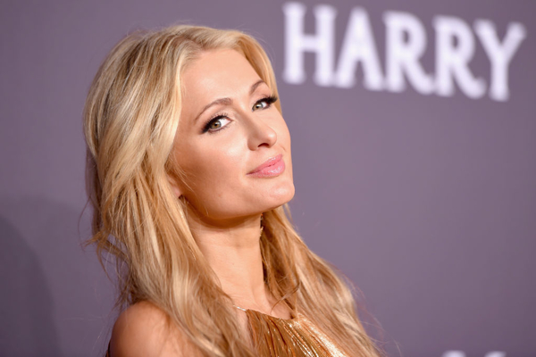 Пэрис Хилтон в необычном платье устроила фотосессию в лифте