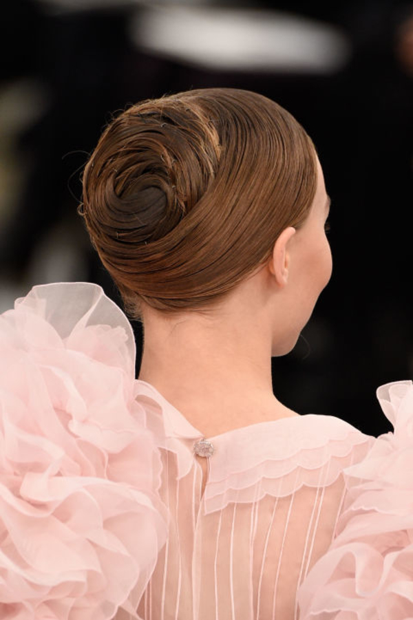 Свадебная прическа: пять небанальных примеров с подиума