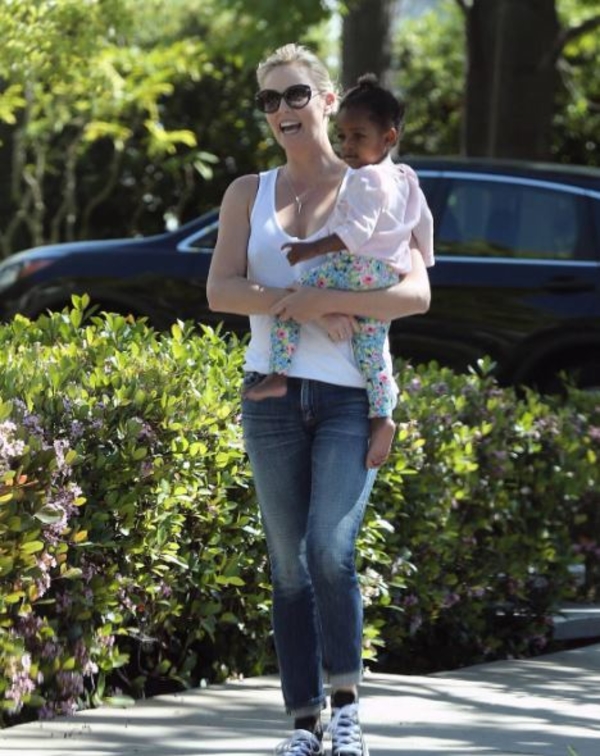 Шарлиз Терон нарядила шестилетнего сына в платье принцессы