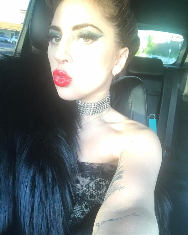 Lady Gaga покрасила волосы и отметила день рождения в компании незнакомца