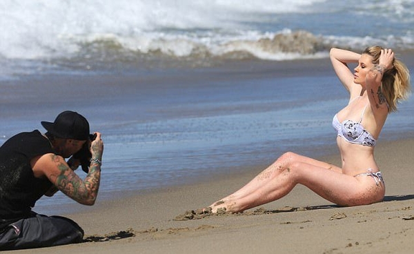 21-летняя дочь Алека Болдуина снялась в пикантной фотосессии