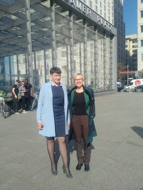 На каблуках и в платье: Савченко в Берлине сразила новым женственным образом