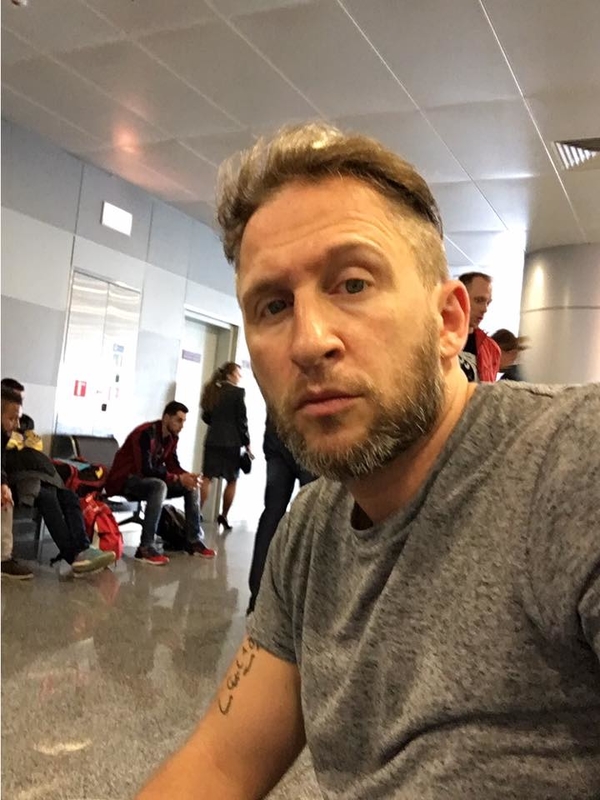 Оскар Кучера рассказал, как отыграл с коллегами спектакль без Воробей в Киеве