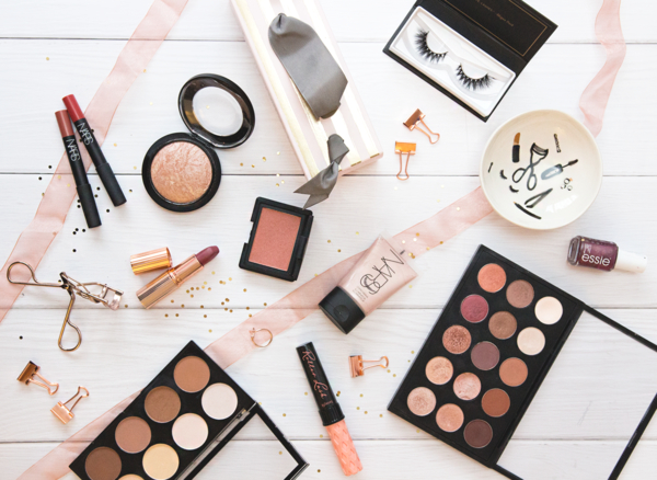 Пять косметических средств, которые помогут быстро собраться утром