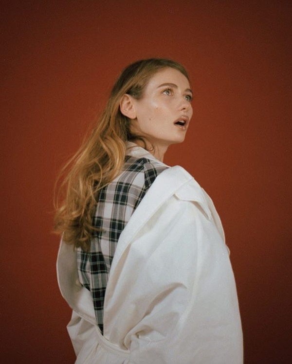 Луна выпустила новый клип, в котором станцевала со змеями