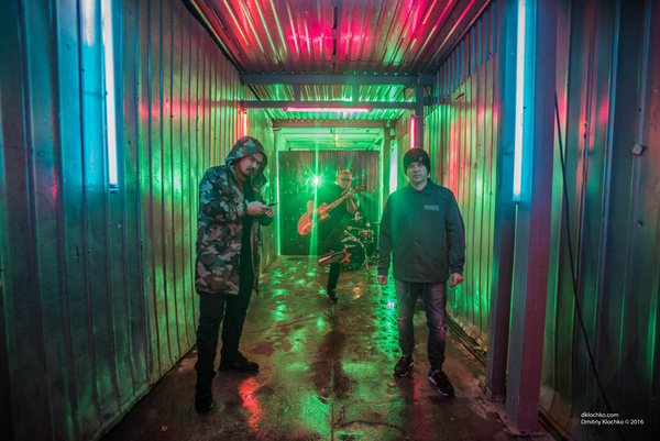 ТНМК в новом клипе Дзеркало высмеяли "лайкоманию"