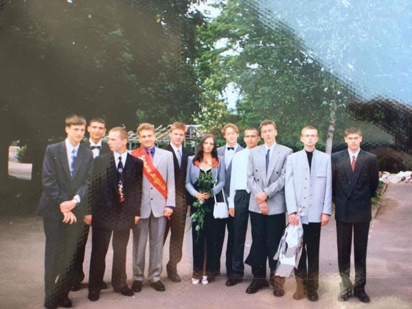 Старі фотографії: Андрей Хлывнюк показал фото со школьного выпускного