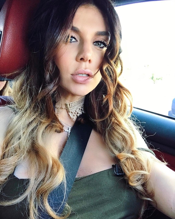 Беременная Анна Седокова показала фигуру в купальнике