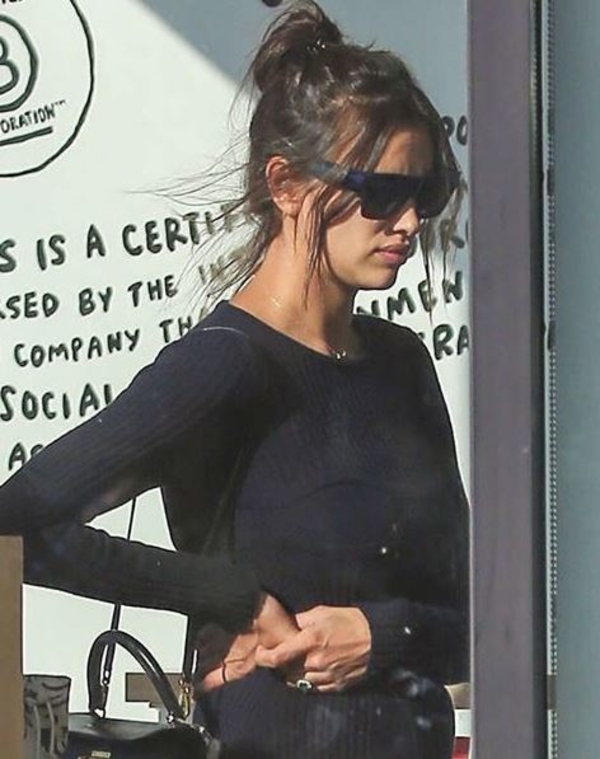 Ирину Шейк засняли впервые после рождения ребенка