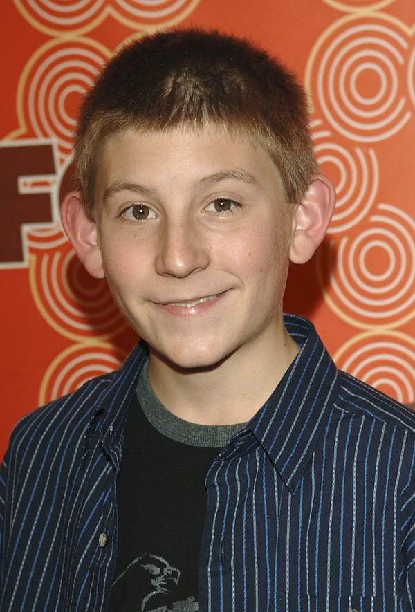 Как изменился Дьюи из сериала Малкольм в центре внимания