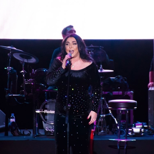 Лолита стала на колени перед российским политиком Еленой Мизулиной