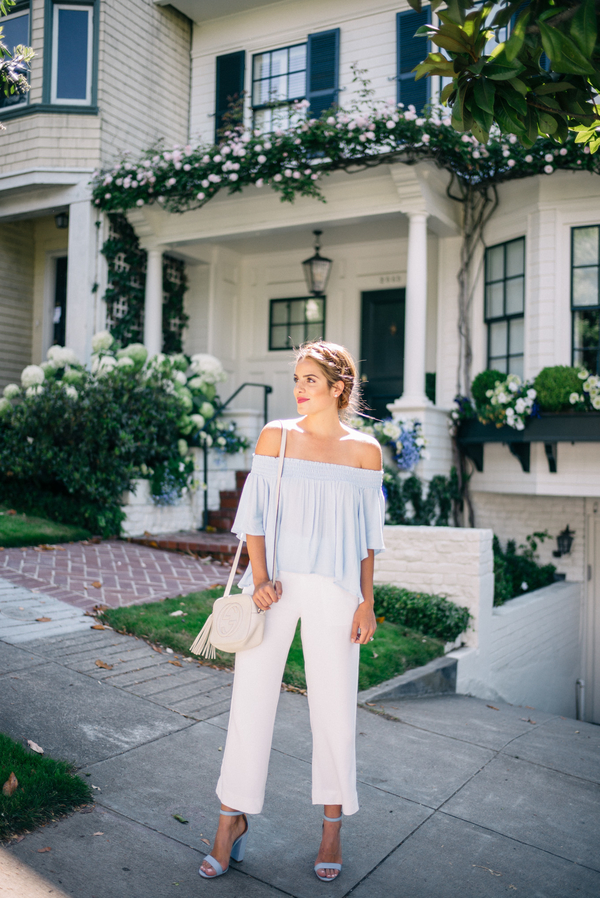 Как носить романтичную блузу: три идеи