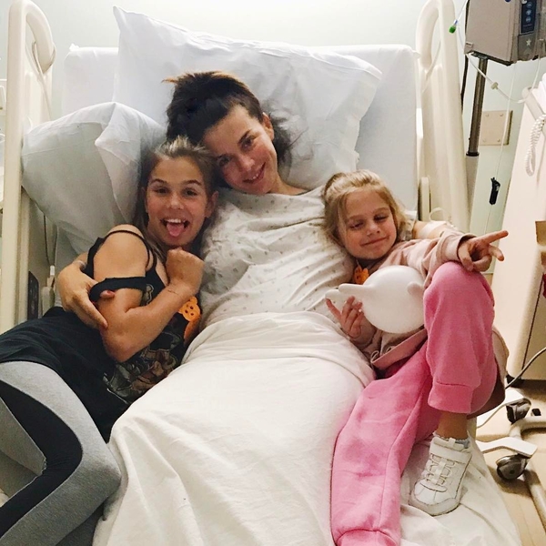 Анна Седокова находится в больнице с катетерами в руке после родов