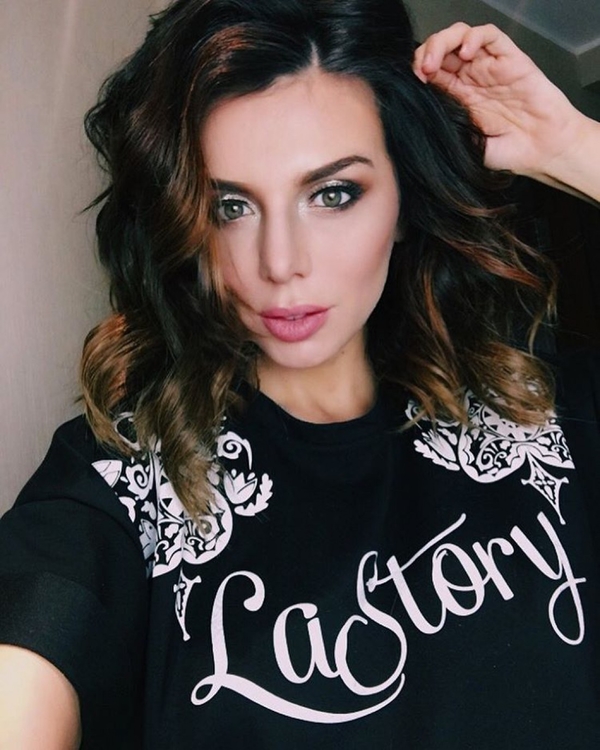 Анна Седокова находится в больнице с катетерами в руке после родов