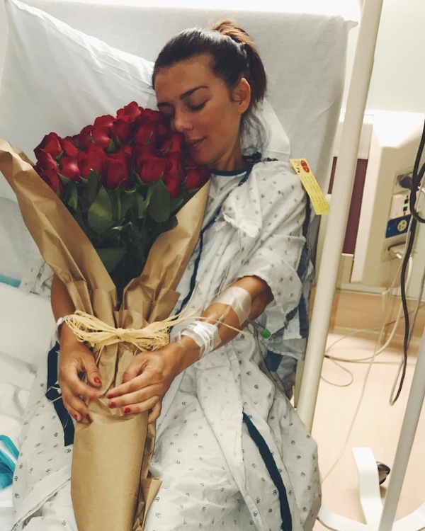 Анна Седокова находится в больнице с катетерами в руке после родов