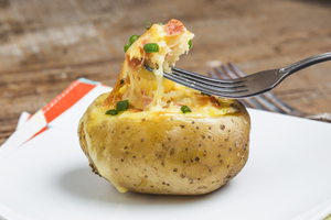 Как приготовить запеченную картошку с сыром