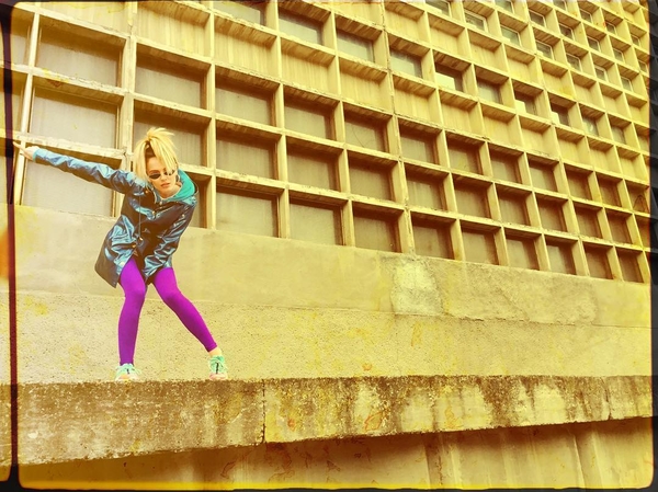 MamaRika сняла клип в стиле 90-х