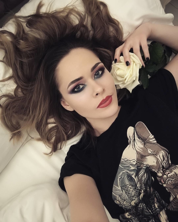 Юлия Санина опубликовала свое детское фото