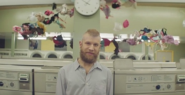 Скандальный Иван Дорн представил новый клип, снятый в прачечной