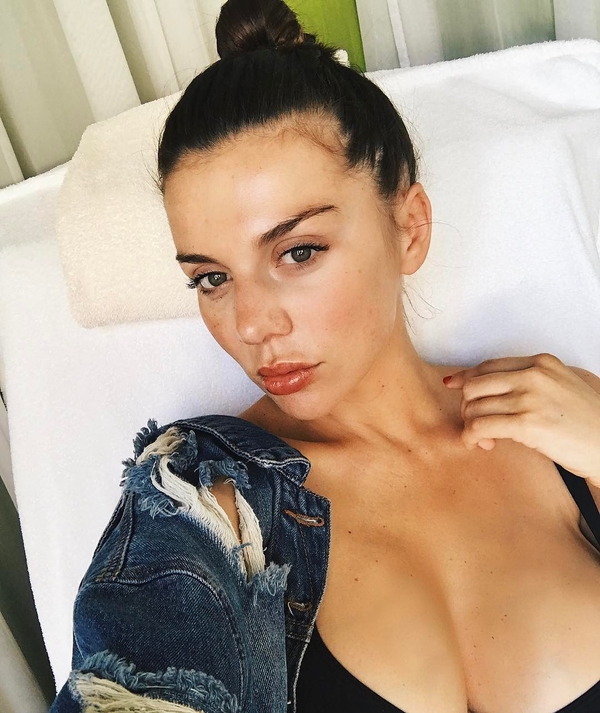 Анна Седокова вернулась на сцену через две недели после родов