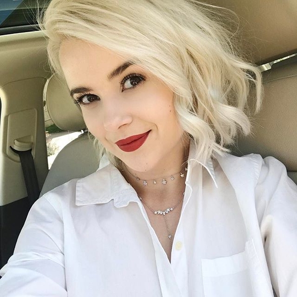 Мика Ньютон подчеркнула бюст красным бюстгальтером