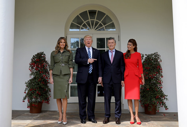 Меланья Трамп сразила смелым разрезом на официальном приеме