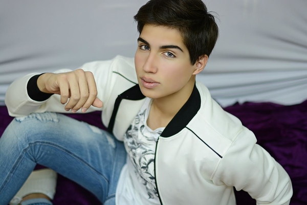 Вокалист Михаил Ассингеров: Лучше сцены может быть только сцена