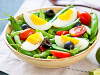 Зеленый салат с помидорами черри