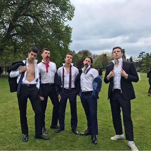 Сын Порошенко оголил торс для школьной фотографии