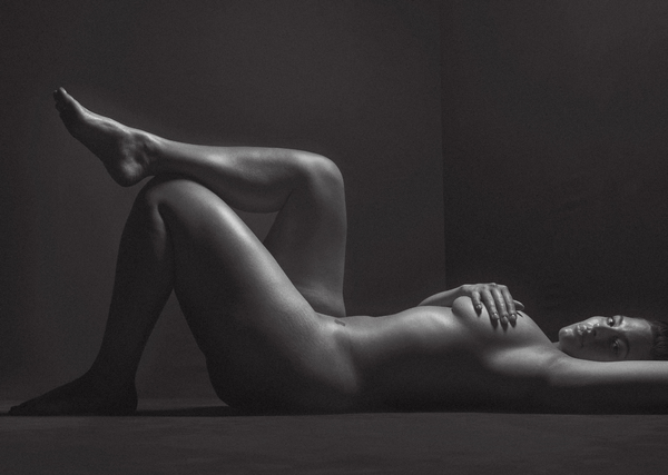 Модель pluse-size Эшли Грэм обнажилась для V Magazine