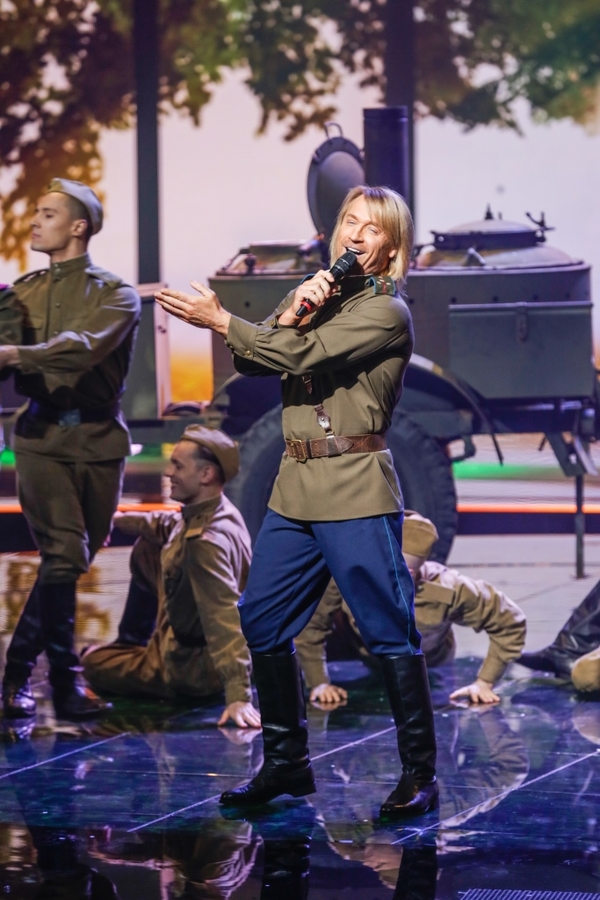 Олег Винник примерил военную форму