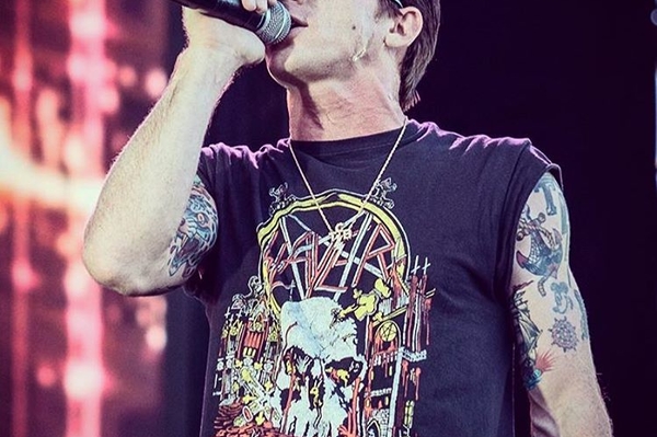 instagram.com/drakebell