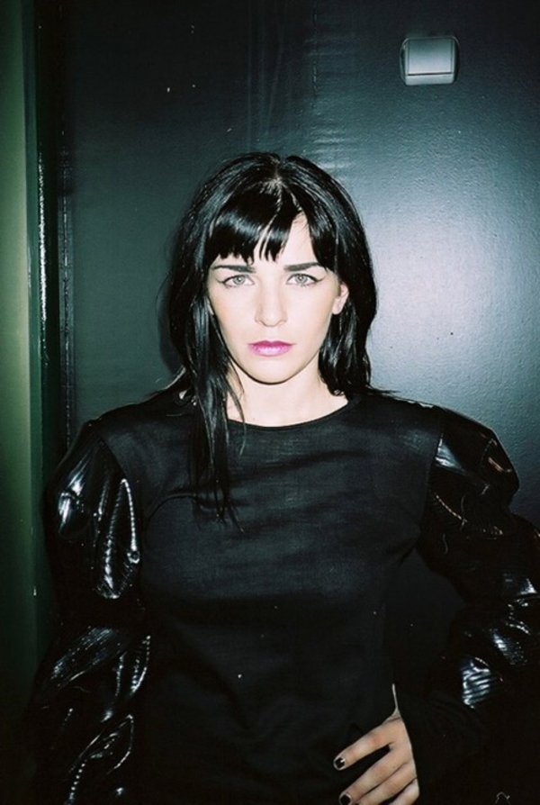 Умерла 30-летняя греческая певица Тсони