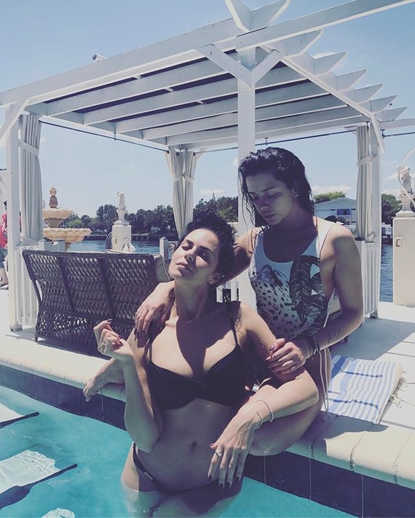 Настя Каменских похвасталась фигурой в купальнике