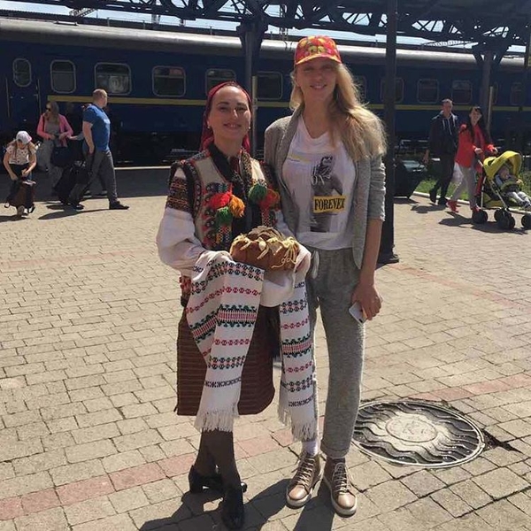 Олю Полякову встретили с хлебом и солью в Ужгороде