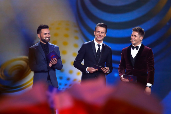 Ведущие Евровидения 2017 выступили в костюмах от украинских дизайнеров