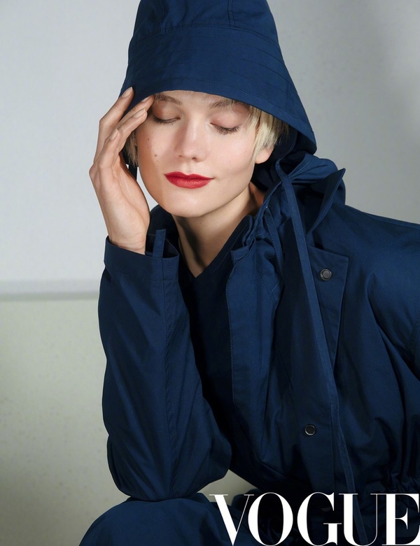 Карли Клосс попала на обложку китайского Vogue