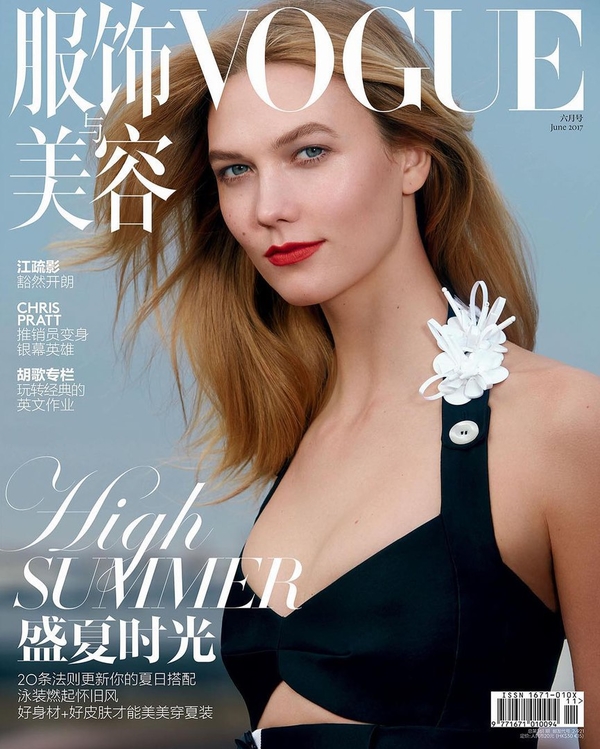 Карли Клосс попала на обложку китайского Vogue