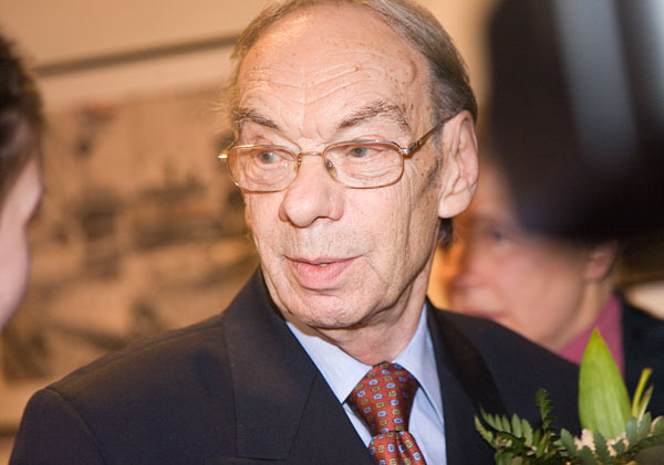 Актер Алексей Баталов уже два месяца перебывает в больнице