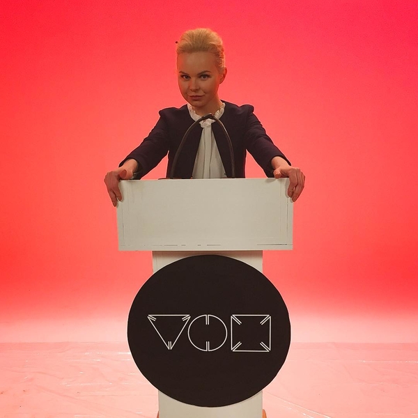 Экс-солистка группы Ленинград Алиса Вокс в новом клипе спела о митингах