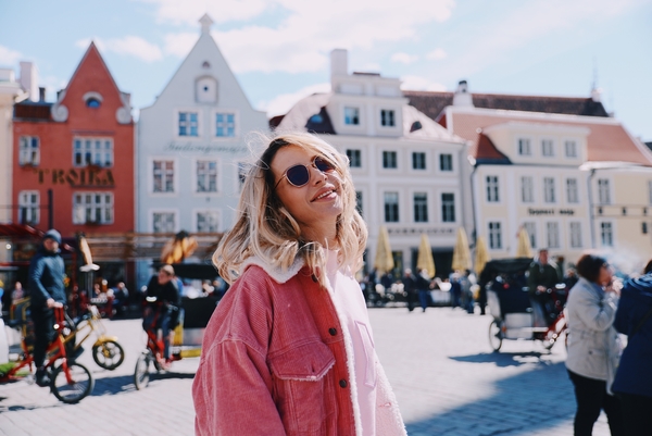 После концерта в Таллине LOBODA погуляла по Старому городу и покаталась на рикше