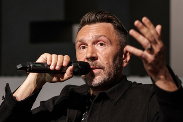 Сергей Шнуров обматерил новый клип Алисы Вокс о митингах